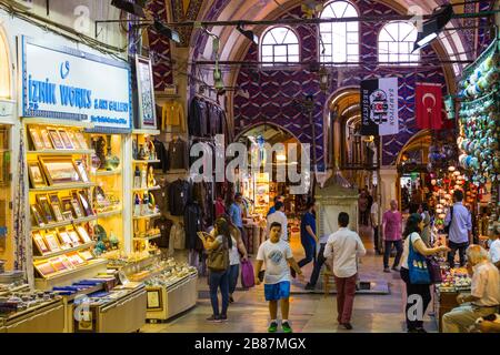 ISTANBUL, TURQUIE - 6 JUIN 2016 : rues avec visiteurs vendeurs et marchandises dans le plus vieux marché de Constantinople Grand Bazar. Banque D'Images