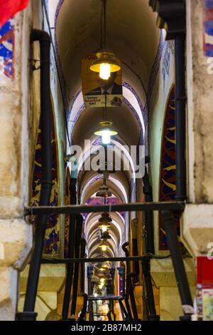 ISTANBUL, TURQUIE - 6 JUIN 2016 : rues avec visiteurs vendeurs et marchandises dans le plus vieux marché de Constantinople Grand Bazar. Banque D'Images