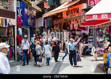 ISTANBUL, TURQUIE - 6 JUIN 2016 : rues avec visiteurs vendeurs et marchandises dans le plus vieux marché de Constantinople Grand Bazar. Banque D'Images