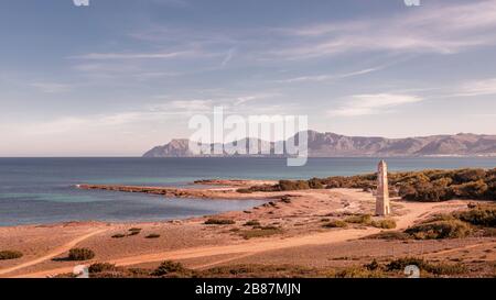 Tour de guet Santa Margalida avec mer et ciel bleu, montagnes au loin, situé entre CAN Picafort et son Serra de Marina, majorque, Espagne. Banque D'Images