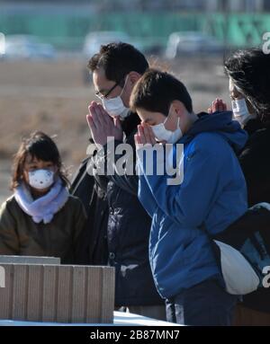 Higashimatsushima, Japon. 20 mars 2020. Les gens visità prier à Ishinomaki Minamihama Tsunami Recovery Memorial Park, Ishinomaki, préfecture de Miyagi, Japon, le vendredi 20 mars 2020. Photo de Keizo Mori/UPI crédit: UPI/Alay Live News Banque D'Images