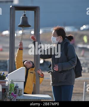 Higashimatsushima, Japon. 20 mars 2020. Les gens visitent pour prier à Ishinomaki Minamihama Tsunami Recovery Memorial Park, Ishinomaki, Miyagi-préfecture, Japon, le vendredi 20 mars 2020. La flamme olympique est arrivée au Japon. Photo de Keizo Mori/UPI crédit: UPI/Alay Live News Banque D'Images