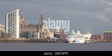 Le bateau de croisière AIDAvita s'est amarré au terminal de croisière de Liverpool, aux côtés des trois grâces, vues de près de New Brighton Banque D'Images