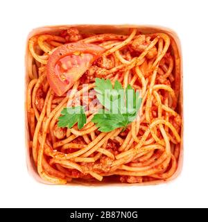 Pâtes de tomates ou spaghetti de tomates en éco-tasse isolées sur blanc. De superbes pâtes Fast-food dans une tasse à emporter en papier. Plat italien Banque D'Images