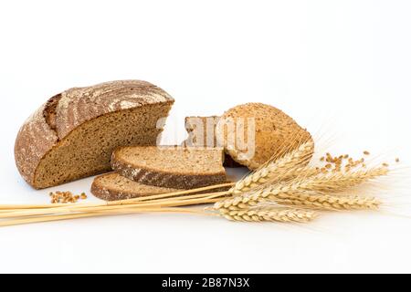 Variété de pain et de tiges de blé isolées sur blanc Banque D'Images