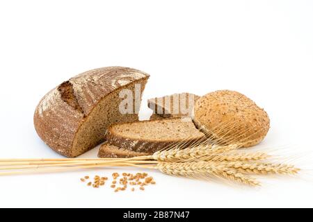 Variété de pain et de tiges de blé isolées sur blanc Banque D'Images