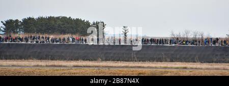 Higashimatsushima, Japon. 20 mars 2020. Des espotter d'avions se rassemblent autour de la Force aérienne d'autodéfense du Japon (JASDF) base de Matsushima à Higashi-Matsushima, préfecture de Miyagi, Japon, vendredi, tôt le matin 20 mars 2020. Photo de Keizo Mori/UPI crédit: UPI/Alay Live News Banque D'Images