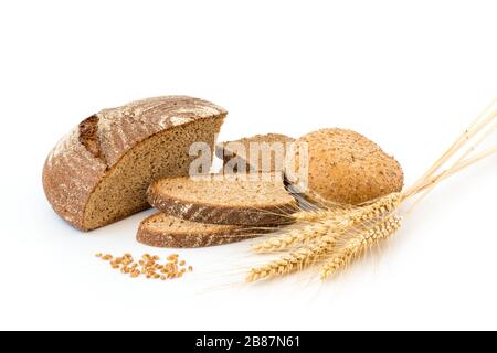 Variété de pain et de tiges de blé isolées sur blanc Banque D'Images