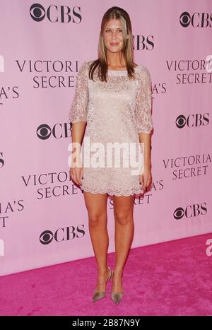 Sarah Lancaster au Victoria's Secret Fashion Show - arrivées au Kodak Theatre de Hollywood, Californie. L'événement a eu lieu le jeudi 16 novembre 2006. Photo par: SBM / PictureLux - référence de fichier # 33984-9745SBMPLX Banque D'Images