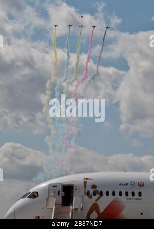 Higashimatsushima, Japon. 20 mars 2020. L'équipe aérobatique de la Force aérienne japonaise d'autodéfense « Blue-Impulse » se produit lors de la cérémonie d'arrivée de la flamme olympique à la Force aérienne d'autodéfense du Japon (JASDF) Matsushima base à Higashi-Matsushima, préfecture de Miyagi, au Japon, le vendredi 20 mars 2020. Photo de Keizo Mori/UPI crédit: UPI/Alay Live News Banque D'Images