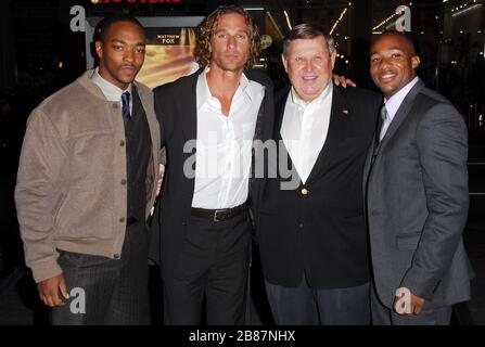 Anthony Mackie, Matthew McConaughey, Jack Lengyel (le personnage de Matthew McConaughey dans le film) et Arlen Escarpeta dans la première de "nous sommes Marshall" tenue au théâtre chinois de Grauman à Hollywood, Californie. L'événement a eu lieu le jeudi 14 décembre 2006. Photo par: SBM / PictureLux - référence de fichier # 33984-9784SBMPLX Banque D'Images