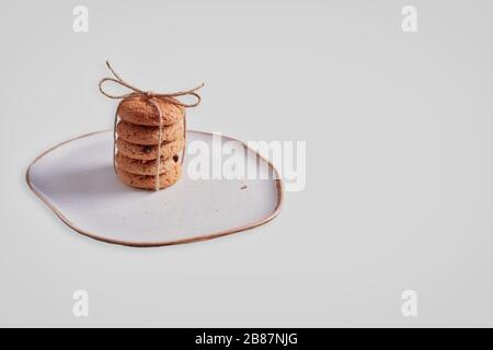 Biscuits magnifiquement empilés avec du chocolat sur table en bois. Cookies aux pépites de chocolat Vintage Color Banque D'Images