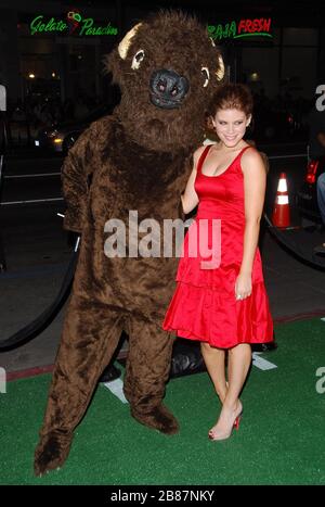 Kate Mara et la Mascot à la première de « nous sommes Marshall » qui s'est tenue au théâtre chinois de Grauman à Hollywood, Californie. L'événement a eu lieu le jeudi 14 décembre 2006. Photo par: SBM / PictureLux - référence de fichier # 33984-9796SBMPLX Banque D'Images