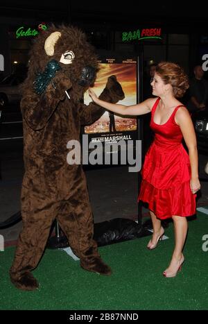 Kate Mara et la Mascot à la première de « nous sommes Marshall » qui s'est tenue au théâtre chinois de Grauman à Hollywood, Californie. L'événement a eu lieu le jeudi 14 décembre 2006. Photo par: SBM / PictureLux - référence de fichier # 33984-97SBMPLX Banque D'Images