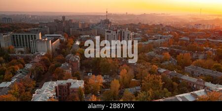 Vue aérienne du coucher du soleil de la soirée avec brouillard sur une ville européenne provinciale en été remy. Le concept d'une vie calme mesurée et de l'urbanisation. Copyspac Banque D'Images