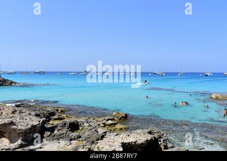 Bateaux à ancre dans les eaux turquoise au large d'es Calo, Formetera, Espagne Banque D'Images