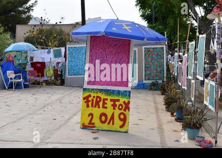 Peintures à vendre sur le marché hippie, El Pilar de la Mola, Formentera, Espagne Banque D'Images