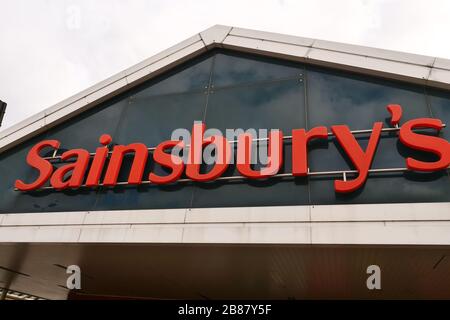 Londres, Royaume-Uni. 20 mars 2020. Sainsbury's Colindale shopping avec des étagères vides en raison du coronavirus. Crédit: Joe Kuis / Alay Live News Banque D'Images