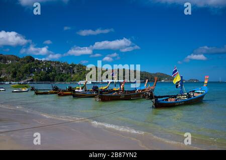 Bateaux de pêche à la plage de Patong sur l'île de Phuket, Thaïlande. Magnifique paysage Hat Patong Beach. Banque D'Images