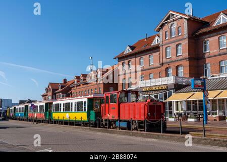 Borkumer Kleinbahn, chemin de fer de l'île, relie le port de ferry à la gare de l'île, île de Borkum en mer du Nord, Basse-Saxe, Allemagne Banque D'Images