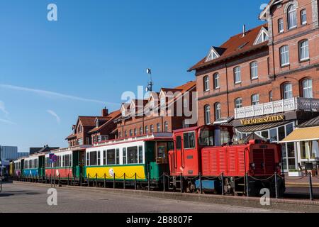 Borkumer Kleinbahn, chemin de fer de l'île, relie le port de ferry à la gare de l'île, île de Borkum en mer du Nord, Basse-Saxe, Allemagne Banque D'Images