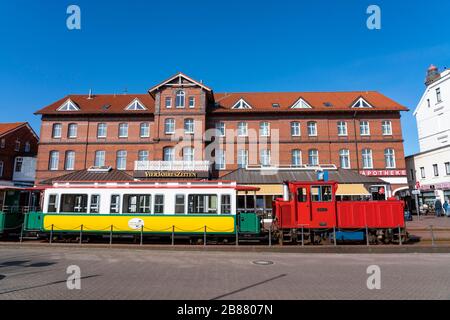 Borkumer Kleinbahn, chemin de fer de l'île, relie le port de ferry à la gare de l'île, île de Borkum en mer du Nord, Basse-Saxe, Allemagne Banque D'Images