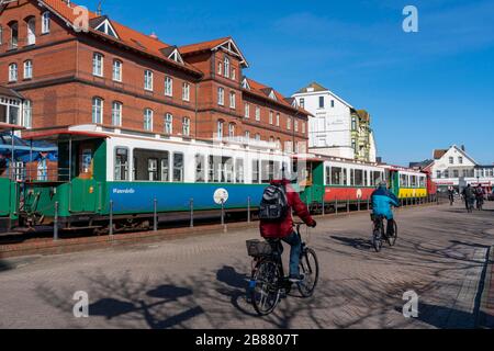 Borkumer Kleinbahn, chemin de fer de l'île, relie le port de ferry à la gare de l'île, île de Borkum en mer du Nord, Basse-Saxe, Allemagne Banque D'Images