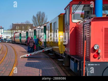 Borkumer Kleinbahn, chemin de fer de l'île, relie le port de ferry à la gare de l'île, île de Borkum en mer du Nord, Basse-Saxe, Allemagne Banque D'Images