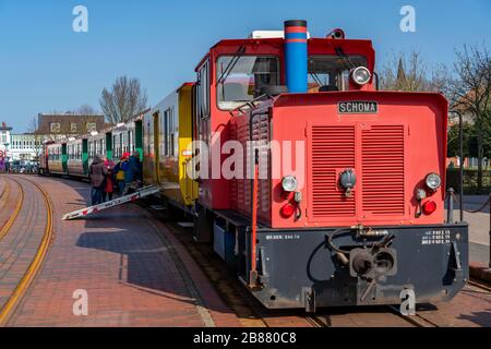 Borkumer Kleinbahn, chemin de fer de l'île, relie le port de ferry à la gare de l'île, île de Borkum en mer du Nord, Basse-Saxe, Allemagne Banque D'Images