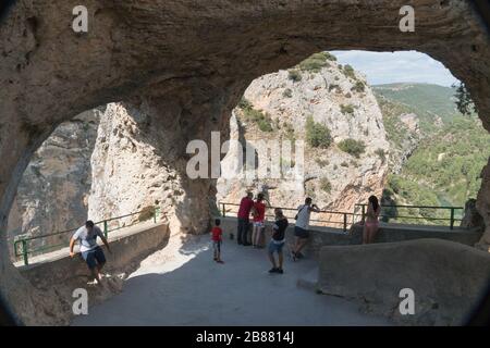 Cuenca, Espagne - 23 août 2019 - Grotte du diable de fenêtre (Ventano del Diablo) sur le sommet de la montagne, près de Cuenca, Espagne Banque D'Images