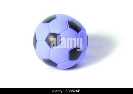 Jouets gonflables de football en PVC, isolés sur blanc Banque D'Images