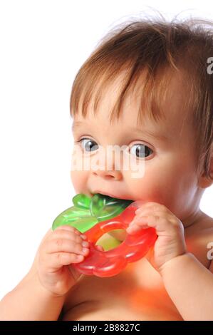 Un petit bébé d'un an tient à portée de main un jouet coloré de dentition. Jouet de dents d'enfant. Portrait sur fond blanc isolé Banque D'Images