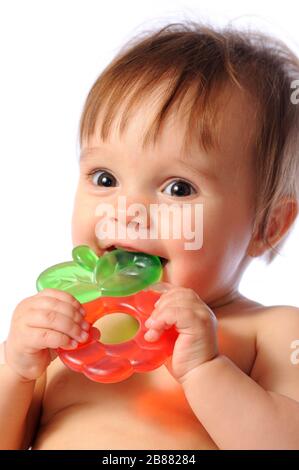 Un petit bébé d'un an tient à portée de main un jouet coloré de dentition. Jouet de dents d'enfant. Portrait sur fond blanc isolé Banque D'Images