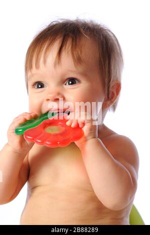 Un petit bébé d'un an tient à portée de main un jouet coloré de dentition. Jouet de dents d'enfant. Portrait sur fond blanc isolé Banque D'Images