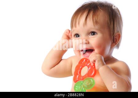 Un petit bébé d'un an tient à portée de main un jouet coloré de dentition. Jouet de dents d'enfant. Portrait sur fond blanc isolé Banque D'Images