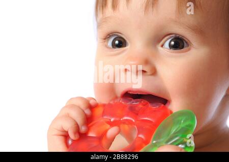 Un petit bébé d'un an tient à portée de main un jouet coloré de dentition. Jouet de dents d'enfant. Portrait sur fond blanc isolé Banque D'Images