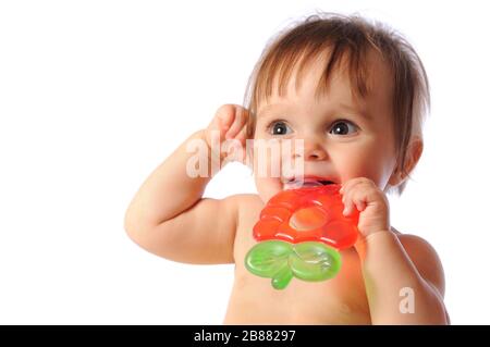 Un petit bébé d'un an tient à portée de main un jouet coloré de dentition. Jouet de dents d'enfant. Portrait sur fond blanc isolé Banque D'Images