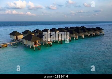 Bungalows sur l'eau, Ile d'été, atoll de North Male, Maldives Banque D'Images