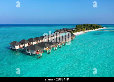 Bungalows sur l'eau, Ile d'été, atoll de North Male, Maldives Banque D'Images