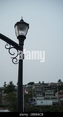 Lampadaire sur la jetée près de l'océan à White rock colombie-britannique au coucher du soleil Banque D'Images