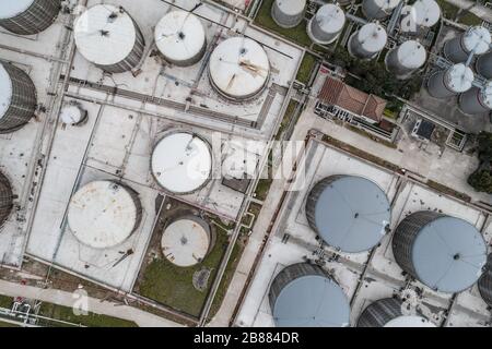 Vue aérienne des pipelines et des réservoirs de stockage Banque D'Images