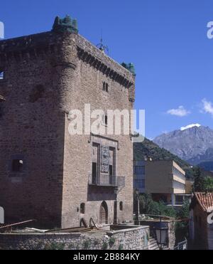 TORRE FORTALEZA CONSTRUIDA EN EL SIGLO XV - SEDE DEL AYUNTAMIENTO Y DE LOS JUZGADOS. LIEU: TORRE DEL INFANTADO. Potes. ESPAGNE. Banque D'Images