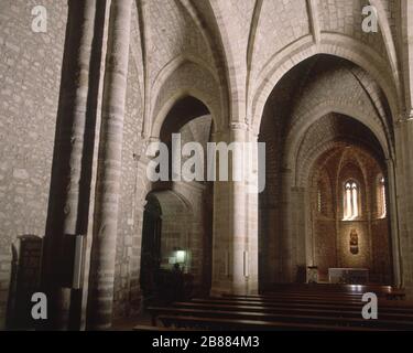 INTÉRIEUR DE LA IGLESIA GOTICA CONSTRUIDA SOBRE UN TEMPLO ROMANICO - S XIII LIEU: MONASTERIO DE SANTO TORIBIO. Liébana. ESPAGNE. Banque D'Images