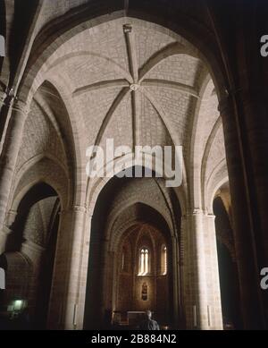 INTÉRIEUR DE LA IGLESIA GOTICA CONSTRUIDA SOBRE UN TEMPLO ROMANICO - S XIII LIEU: MONASTERIO DE SANTO TORIBIO. Liébana. ESPAGNE. Banque D'Images