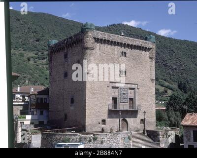 TORRE FORTALEZA CONSTRUIDA EN EL SIGLO XV - SEDE DEL AYUNTAMIENTO Y DE LOS JUZGADOS. LIEU: TORRE DEL INFANTADO. Potes. ESPAGNE. Banque D'Images