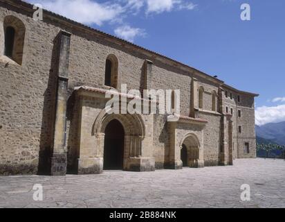 EXTÉRIEUR DE LA IGLESIA - PORTADA PRINCIPAL Y PORTADA DEL PERDON - ROMANICO ESPAÑOL. LIEU: MONASTERIO DE SANTO TORIBIO. Liébana. ESPAGNE. Banque D'Images