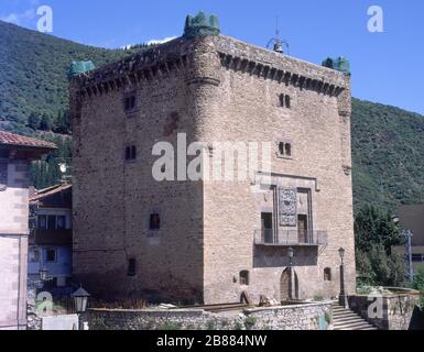 TORRE FORTALEZA CONSTRUIDA EN EL SIGLO XV - SEDE DEL AYUNTAMIENTO Y DE LOS JUZGADOS. LIEU: TORRE DEL INFANTADO. Potes. ESPAGNE. Banque D'Images