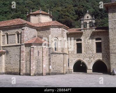EXTÉRIEUR - CÔTÉ DE LA IGLESIA Y ARCADAS APUNTADAS DEL ATRIO QUE DAN ACCESO AL CLAUSTRO. LIEU: MONASTERIO DE SANTO TORIBIO. Liébana. ESPAGNE. Banque D'Images