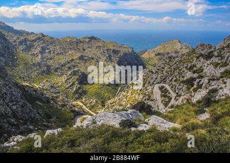 Route sinueuse à travers Serra de Tramuntana, vue du point de vue de NUS de sa Corbata à Majorque, Espagne Banque D'Images