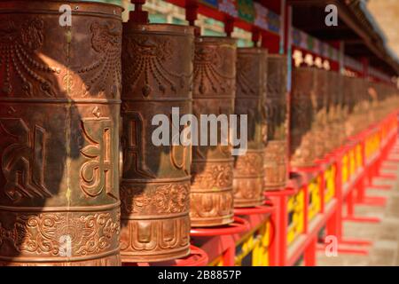Rangée de mani priant roues de Putuo Zongcheng temple bouddhiste, l'un des huit temples de Chengde, Shanghai, Chine. Site du patrimoine mondial de l'Unesco Banque D'Images